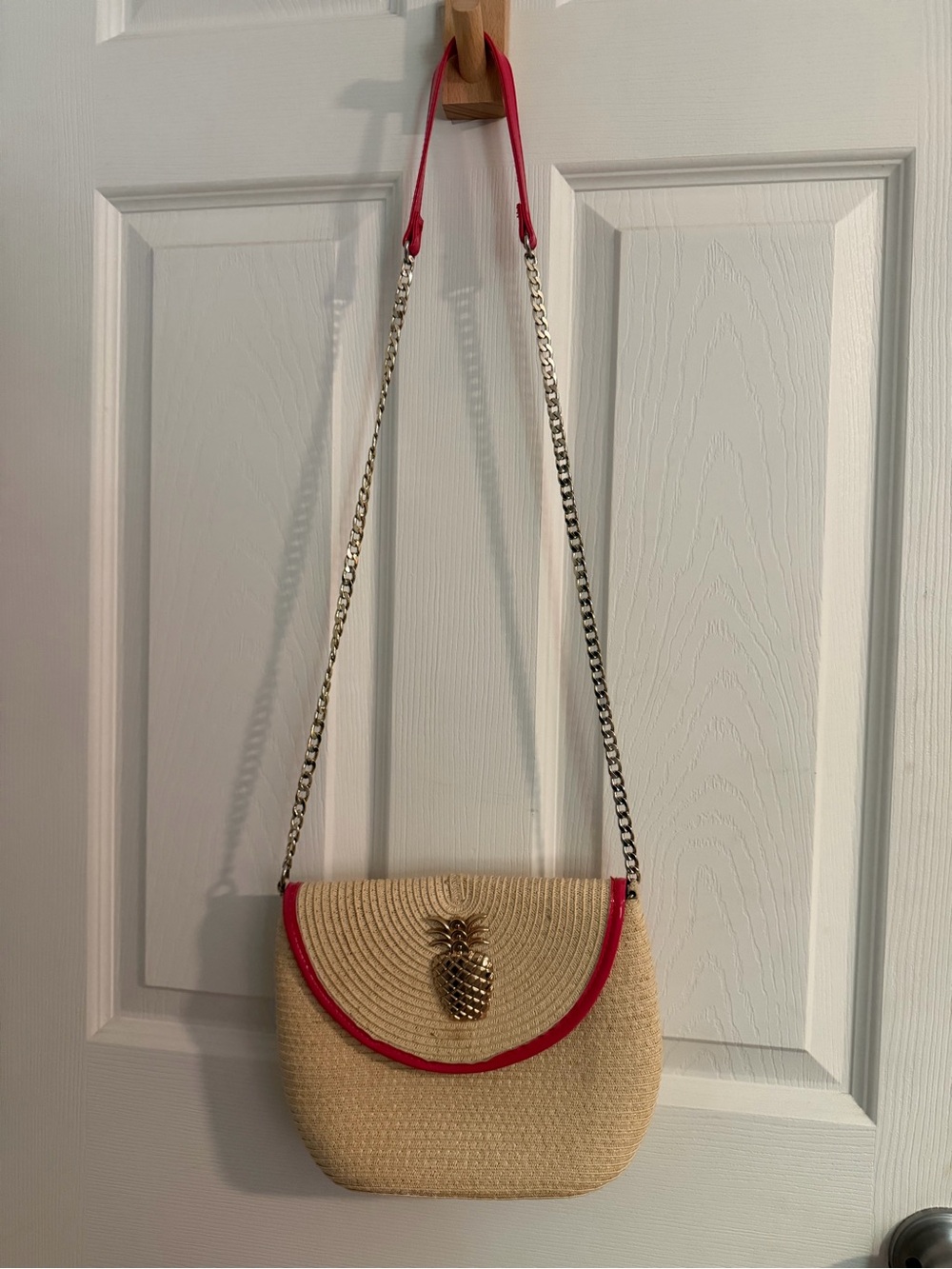 Source Unknown Straw Crossbody with Pink Trim and Gold Pineapple
